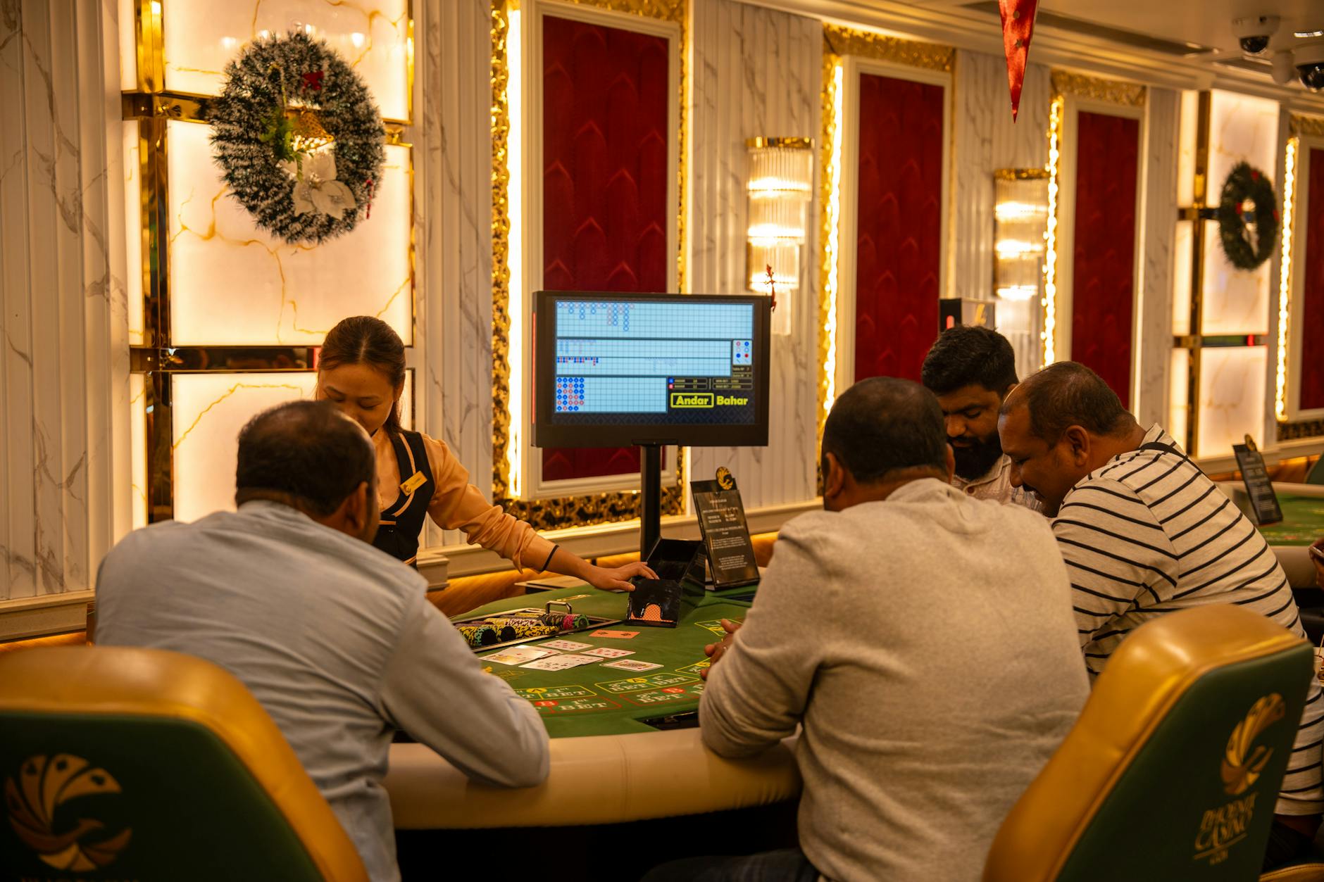 Poker có dễ thắng không? Câu trả lời thực tế cho người mới 6 Người chơi tiến bộ thường biết xem lại hand và quan sát thói quen của đối thủ.