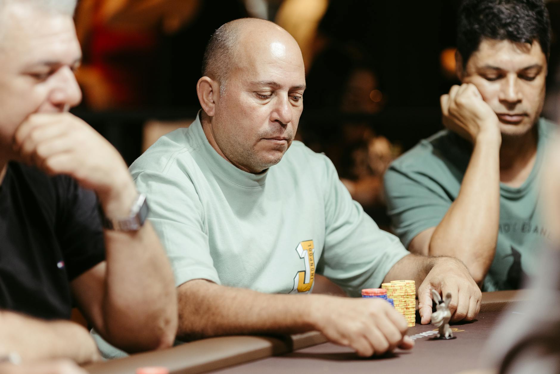 Poker có dễ thắng không? Câu trả lời thực tế cho người mới 4 Quản lý vốn và chọn hand khởi đầu là hai nền tảng quan trọng khi chơi poker.
